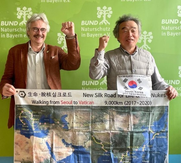 뮌헨의 BUND의 Bavaria본부에서 대표자인 Richard Mergner 의장과 함께.  그와 함께 이곳 뮌헨에서 10년전 MOU를 맺을 때가 회상된다. 그동안 세상은 변한듯 변하지 않았다. 바뀐 것은 독일의 탈원전이고 바뀌지 않은 것은 한국의 상황이다.