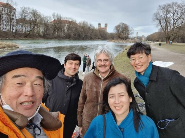 Isar(이자르강)에서 기념촬영. 맨앞 함클레어님은 많은 도움을 주셨다. 함클레어님은 영화인으로서 세월호문제에 많은 열정을 갖고 투쟁해온 뮌헨교민이다.