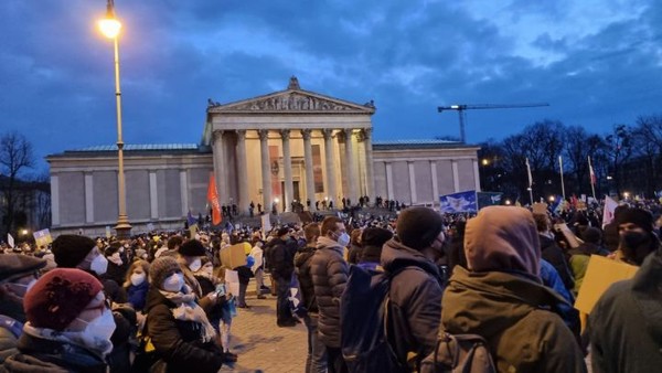 러시아-우크라이나 전쟁이 발발하던 시점이어서 뮌헨시민들은 반전평화시위를 벌이고 있다.