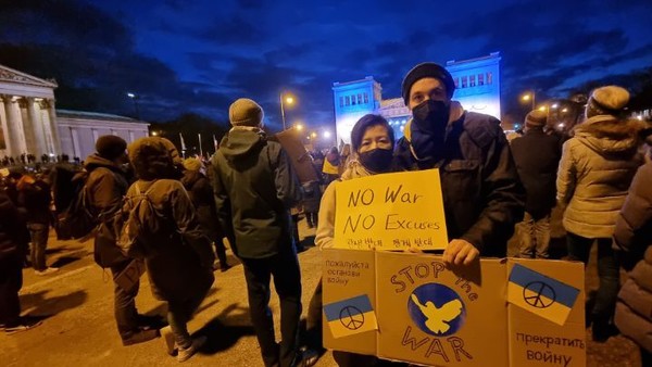 필자도 함클레어님 부부와 함께 반전시위에 참가했다.