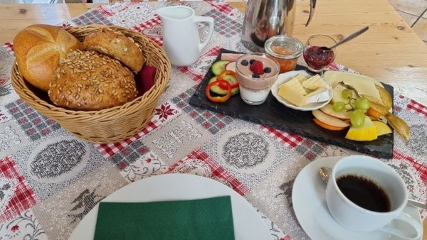 뮌헨 근교 숙소의 조식은 정성이 가득 담겨있었다. 유럽에서는 처음 접하는 스타일이다.