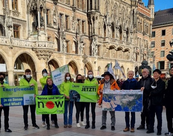 필자를 환영해준 BUND회원 및 함께 행진한 시민들과 기념사진