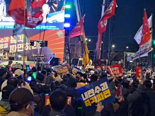 <내란 수괴 즉각 파면>을 촉구하며 광화문에서 안국동 헌재로 이동하는 시위 행렬(출처 : 하성환)