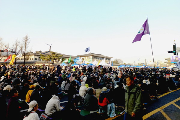 ▲ 사람들이 점점 모여들고 있다. 