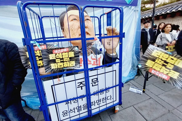 ▲ 탄핵 인용 100%라고 헌재를 믿고 얌전히 기다려야 하나? 기다리기 지친다. 어서 파면하고 재구속하자.