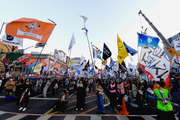 ▲ 깃발부대. 깃발 내용을 보면 한국인들은 정말 기지와 재치가 넘치는 재미난 사람들이라는 것을 알 수 있다.  