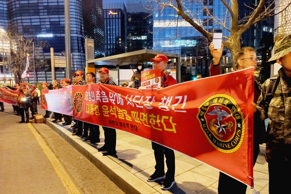 ▲ 채상병의 죽음과 은폐, 책임 회피에 분노한 전직 해병대원들은 윤석열 파면을 넘어서 윤석열를 참수하라고 외친다.  