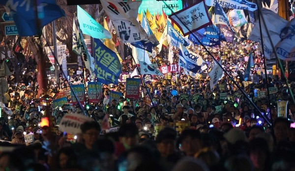 윤석열즉각퇴진·사회대개혁 비상행동’이 2025년 3월15일 광화문 동십자각 일대에서 연 ‘100만 시민 총집중의 날’ 집회에서 참가자들이 윤석열에 대한 헌법재판소의 즉각 파면을 촉구하며 행진하고 있다. 한겨레 강창광 선임기자 chang@hani.co.kr