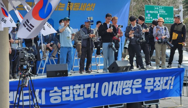 집회 연단에 선 취재진들