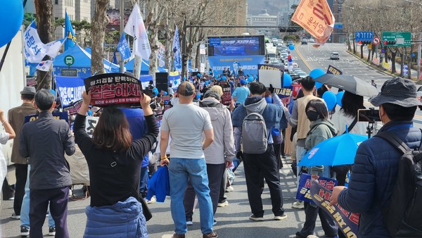 멀리 연단의 전광판이 보인다.