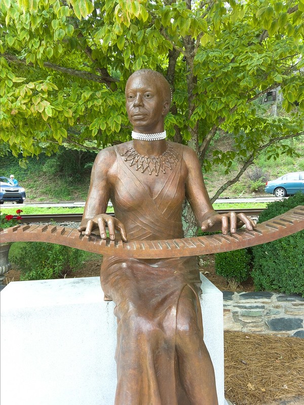 ▲ 그녀의 고향 노스캐롤라이나에서 피아노 치는 니나 시몬 동상(미국 조각가 '제노스 프루다키스' 작품 / 무료 사진 출처 : https://commons.wikimedia.org/wiki/File:Nina_Simone_Playing_Piano_in_NC.jpg)