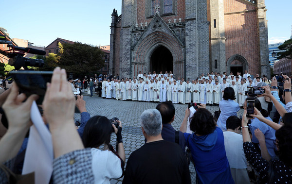 고위성직자인 교구장 5명을 포함한 천주교 사제·수도자 3462명이 헌법재판관들에게 조속한 윤석열 대통령 탄핵심판 선고를 요구하는 ‘시국선언문’을 발표했다(2025.3.30.). 사진은 독재정권에 저항하며 민주화운동에 앞장서 온 천주교정의구현전국사제단이 2024년 9월23일 오후 서울 명동성당에서 창립 50주년 사흘 앞둔 이날 감사 미사를 봉헌할 때의 모습. (사진출처: 한겨레, 2024.9.28. https:https://h21.hani.co.kr/arti/photo/oneshot/56130.html)