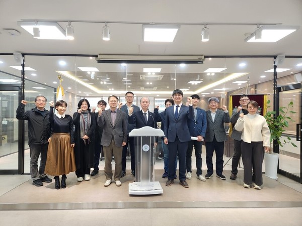 3일 부산대 교수회 평의회가 윤석열 대통령 파면을 촉구하는 시국선언 성명을 발표했다. 부산대 교수회 제공3일 오전 부산대 교수회 평의회 이용재 의장(앞줄 가운데) 등이 윤석열 탄핵심판에 대한 성명문을 채택하고 “윤석열을 파면하라” 구호를 외치고 있다. 부산대 교수회 평의회 제공