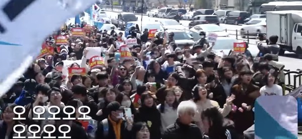 파면 소식에 환호하며 일어나 춤 추는 시민들(한남동 관저 근처, 촛불행동tv 캡쳐)