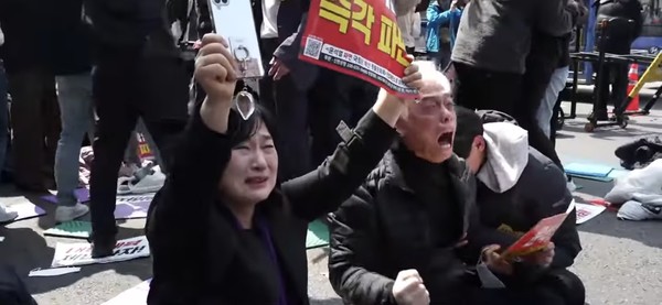 윤석열 파면 소식 에 절규하듯 환호하는 고 이지한의 어머니 이지은, 아버지 이종철님(한남동 관저 앞, 촛불행동tv 캡쳐)