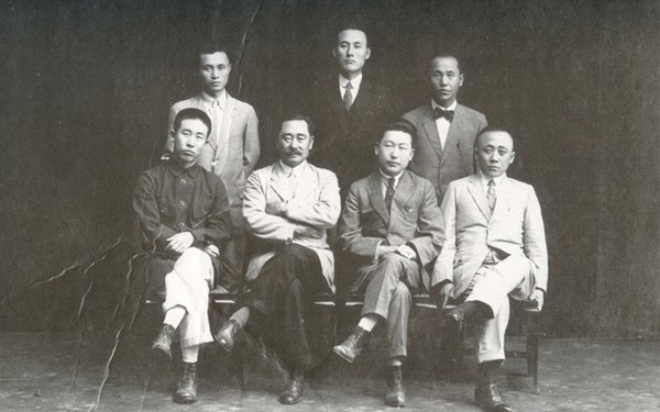 1920년대 초반 상해파 고려공산당 간부들 사진(출처 : 독립기념관 소장) 앞줄 팔짱을 낀 사람이 이동휘이고 앞줄 제일 오른쪽 인물이 당대 최고의 항일독립지사 김립이다. ​​​​​​​미상, 이동휘, 박진만, 김립,(앞줄 왼쪽부터)김철수, 계봉우, 미상(뒷줄 왼쪽부터) 이동휘는 한인사회당 위원장, 박진순은 한인사회당 모스크바 파견대표로 코민테른 집행위원으로 활약하였다. 레닌과 대담하며 식민지 민족해방 운동자금을 획득하는 데 결정적인 역할을 수행한 인물이다. 뒷줄 김철수는 1922년 김립 피살 직후 독립운동자금을 관리했던 인물로 제3차 조선공산당 책임비서를 역임한다. 계봉우는 김립의 절친이자 김립의 권유로 한인사회당에 가입한 코뮤니스트 역사학자이다.