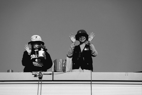 고공 농성 459일째 투쟁 중인 소현숙, 박정혜 씨는 "윤석열은 파면되었습니다. 당연한 판결이었습니다. 시간이 걸렸지만, 함께 싸웠고 함께 단결했기에 지켜 낸 민주주의였습니다. 이제는 무너진 일상을 되찾고 고공에 있는 저희도 일상으로 돌아가는 날이 와야지 않겠습니까. 어제는 너무 아팠습니다. 갑자기 찾아온 복통으로 일어날 수 없을 정도의 고통이었습니다. 고공에 오르고 처음으로 느끼는 아픔이었습니다. 너무 오랜 시간 고공에 있어서 이제는 몸도 마음도 고장이 날 대로 났습니다. 하지만 이대로 끝내고 내려가고 싶지는 않습니다. 이제는 우리가 더 단단하게 싸워 나가야 한다고 생각합니다. 외국인 투자 기업이 국내에서 먹고 튀는 일들이 발생하지 않도록 목숨을 담보로 투쟁하는 일들이 더 발생하지 않도록 함께 싸우고 함께 투쟁해 나가야 합니다"라고 절규하고 있습니다. (출처 : 장영식)