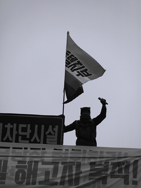 세종호텔 요리사였던 고진수 씨는 "세종호텔 정리 해고는 노조 파괴 목적으로 민주노총 소속 조합원 12명을 정리 해고 했고, 지금은 해고자 6명이 복직을 요구하며 3년이 넘도록 투쟁을 이어 가고 있습니다"라며, "지금의 연대가 더 넓게, 더 강고하게, 더 단단하게 이어진다면 가능합니다. 지금 거리에 나온 우리가 주인인데 너무나 많이 빼앗기고 살아갑니다. 많이 가져서 주인이 되는 게 아니라 빼앗기지 않고 평등하게 나누기 위해 싸우고 있습니다. 함께 싸우고 함께 승리합시다"라고 말합니다. (출처 : 장영식)