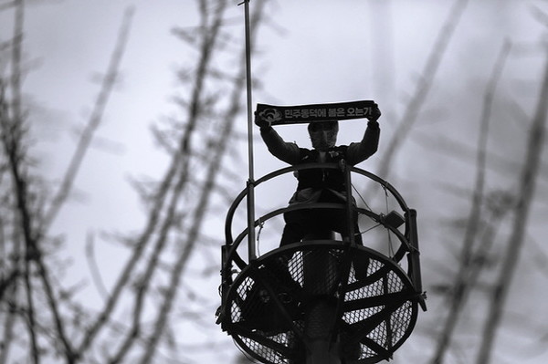 거제통영고성조선하청지회 노동자 김형수 씨는 "탄핵 광장을 이제 사회대개혁의 광장으로 열어 가야 합니다. 그리고 노동 현안 문제를 해결하라고 요구합시다. 함께 위대한 시민의 힘으로 고공에 있는 사람들 땅 밟게 하고, 함께 사회대개혁 이뤄 냅시다“라고 말합니다. (출처 : 장영식)