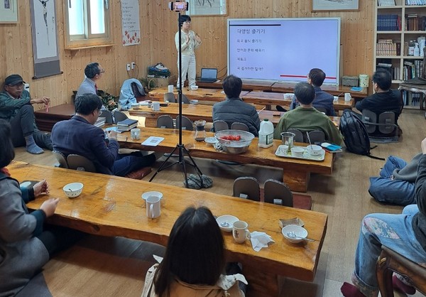 『우리는 언제나 타지에 있다』의 고예나 작가 이주여성과 자녀들이 차별받고 있는 현실을 얘기하고 있다.