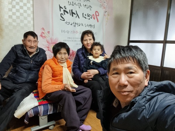 지난 2월 3일이다. 불과 두 달전인데 어머니께서 우리와 헤어질 결심을 하신건가? 침대에서 낙상하신 작은 사고가 이런 아픔의 시간으로 다가오다니, 오! 어머니, 어서 일어나세요.