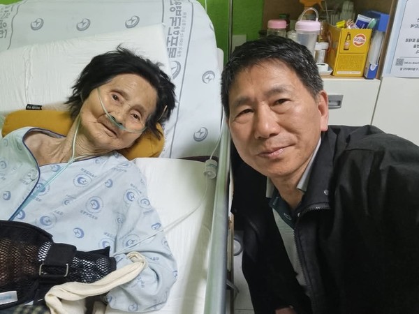 지난 4월 15일 어머니께서 수술 대기중이실 때 모습이다. 수술을 마치고 곧 회복하실거라는 기대는 물거품이 되고 그날 오후 다음 수술날짜에 다시 오리라고 대전으로 오던 길 중환자실로 옮기셨다는 소식을 들었다. 이제는 헤어짐을 위해 내일 어머니를 뵈러 가야한다. 어머니께 기적이 찾아올 수는 없는 것인가?