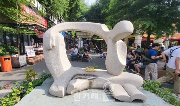 HO CHI MINH CITY BOOK STREET 초입에 있는 조각품. 작품명 : 생각(Yhinking)
