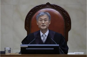 항소심 무죄 판결을 뒤집어 파기환송한 조희대 대법원장(출처 : 한겨레 신문 2025년 5월 5일)