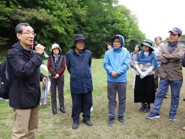 우금티에서 설명하는 정선원 박사(앞출 왼쪽 첫 번째), 박맹수 원광대학교 명예교수(앞줄 왼쪽 두 번째).  2025.5.11. 화순사람들협동조합준비위원회 제공.