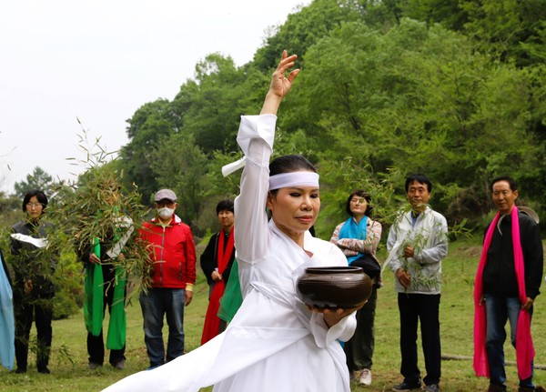 우금티 '부활 대동굿',  진혼무(문영숙 선생, 교육문화연구회 솟터) 2025.5.11. 화순사람들협동조합준비위원회 제공.