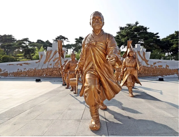 전북 정읍 황토현전적지 동학농민군의 행렬을 사람인(人)으로 형상화한 동상 ‘불멸, 바람길’(제막 행사: 2022.6.25.), 한겨레, 2022.6.28.