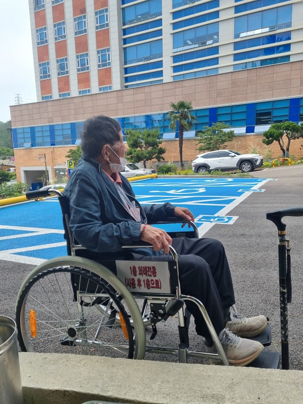 병실에서는 어머니의 얼굴을 물수건으로 닦아주시며 다정하시던 아버지께서 병실 밖에서 담배를 피워물고 허공을 채우신다.