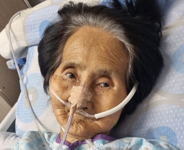 아직은 살아계시니 어머니라고 불러볼 수 있어 너무 좋은 날이다. 어머니께서 여전히 맑은 눈빛으로 바라봐주신다.