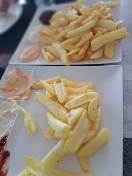 사진 정선자 / 스페인 북부의 대서양 바닷가 카페(Chiringuito de la Playa de Tagle) 앞, 바다 멀리에 영국과 아일랜드, 다른 쪽 더 먼 곳은 미국 동부지방이다. 27유로에 콜라와 함께 즐길 수 있는 음식