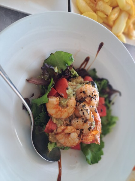 사진 정선자 / 스페인 북부의 대서양 바닷가 카페(Chiringuito de la Playa de Tagle) 앞, 바다 멀리에 영국과 아일랜드, 다른 쪽 더 먼 곳은 미국 동부지방이다. 27유로에 콜라와 함께 즐길 수 있는 음식