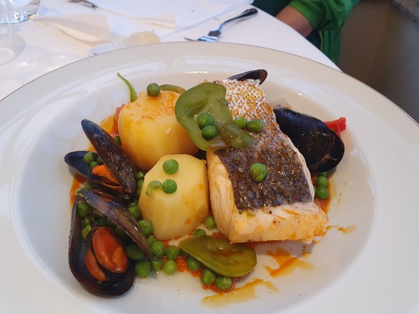 사진 김인수 / Parador de Ferrol 저녁 정찬 신선한 게, 홍합, 오징어, 파프리카와 올리브유로 맛을 낸 문어 요리 등