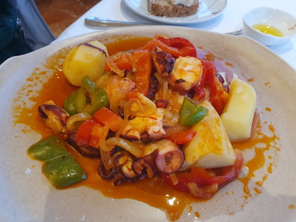 사진 김인수 / Parador de Ferrol 저녁 정찬 신선한 게, 홍합, 오징어, 파프리카와 올리브유로 맛을 낸 문어 요리 등