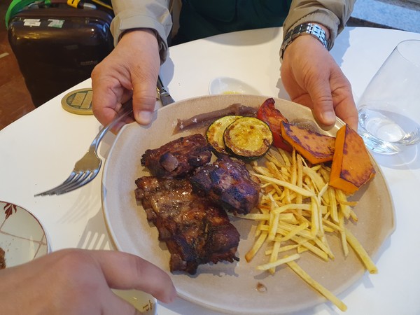 사진 김인수 / Parador de Ferrol 저녁 정찬 신선한 게, 홍합, 오징어, 파프리카와 올리브유로 맛을 낸 문어 요리 등