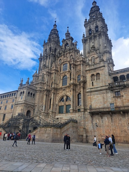 사진 정선자 / 산티아고 데 콤포스텔라 성당과 광장, 기나긴 산티아고 길을 한달 넘게 걸어서 끝까지 도착한 기쁨으로 감격스런 사진을 찍는 수백명이 운집해 있었다.