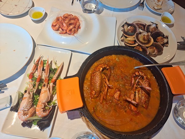 사진 정선자 / 파라도르 데 바이오나 바로 아래의 아름다운 바이오나 해변, Parador de Baiona ‘세프가 권하는 요리-랍스터 등’