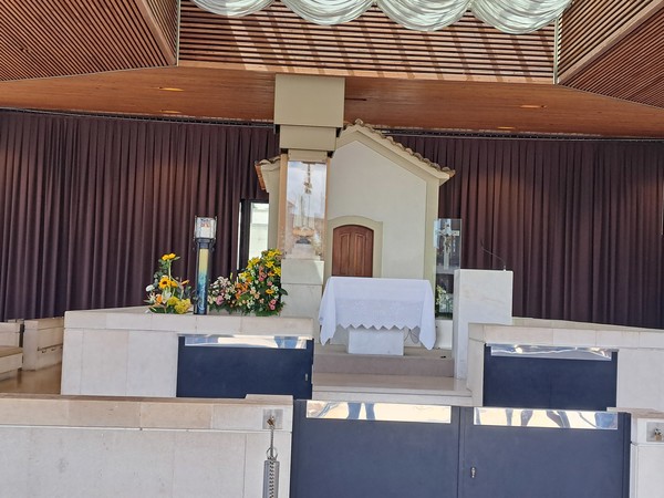 사진 김인수 / 삼위일체 성당 입구 반투명 유리창에 ‘한글로 새겨진’ 시편 8장 5절과 시편 19장 2절 , 묵주기도 모후 대성당, 성모 발현 경당, 예수 죽음 경당, 삼위일체 대성당, 그리고 녹색 단체 조끼의 유용함.