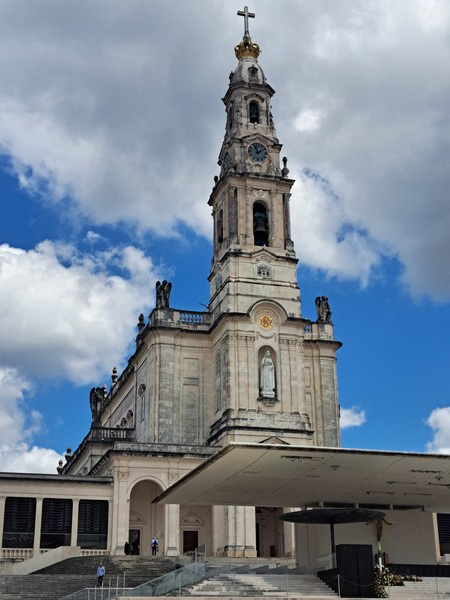 사진 김인수 / 삼위일체 성당 입구 반투명 유리창에 ‘한글로 새겨진’ 시편 8장 5절과 시편 19장 2절 , 묵주기도 모후 대성당, 성모 발현 경당, 예수 죽음 경당, 삼위일체 대성당, 그리고 녹색 단체 조끼의 유용함.