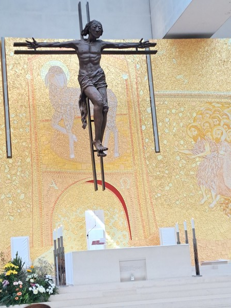 사진 김인수 / 삼위일체 성당 입구 반투명 유리창에 ‘한글로 새겨진’ 시편 8장 5절과 시편 19장 2절 , 묵주기도 모후 대성당, 성모 발현 경당, 예수 죽음 경당, 삼위일체 대성당, 그리고 녹색 단체 조끼의 유용함.