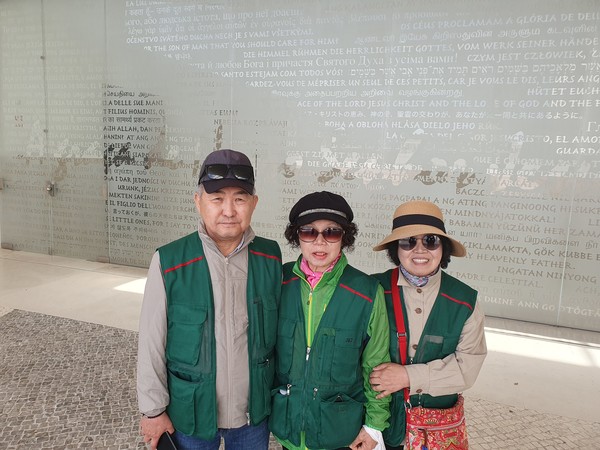 사진 김인수 / 삼위일체 성당 입구 반투명 유리창에 ‘한글로 새겨진’ 시편 8장 5절과 시편 19장 2절 , 묵주기도 모후 대성당, 성모 발현 경당, 예수 죽음 경당, 삼위일체 대성당, 그리고 녹색 단체 조끼의 유용함.