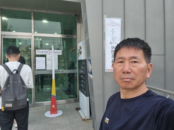 대전역 동광장 인근 전통나래관 사전투표소에서 투표를 마친 후 인증 사진을 찍었다.  절로 비장한 마음이 들기도 했다.