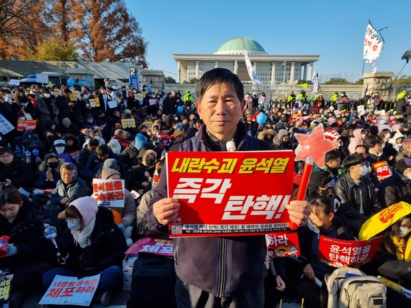 12월 20일 국회앞 윤석렬 탄핵 촉구 집회에 참가했을 때다. 탄핵안이 가결되자 홀로 서럽게 울었다.