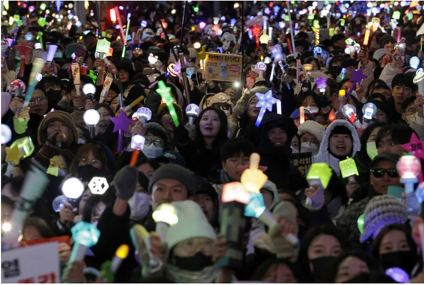 12·3 내란 우두머리 윤석열 대통령에 대한 탄핵소추안이 국회에서 가결된 지난해 12월14일 오후 국회 앞에서 시민들이 탄핵 가결을 기뻐하고 있다. 김명진 기자 littleprince@hani.co.kr, 한겨레, 2025.06.03.