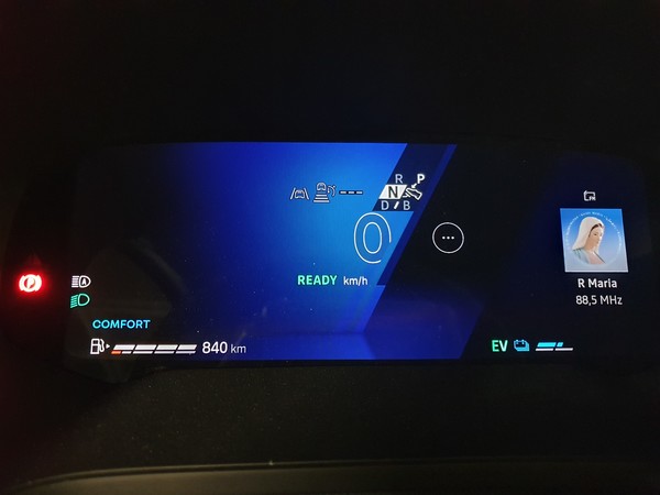 사진 김인수 / 인수(위) 때의 연료량과 반납(아래) 때의 연료량