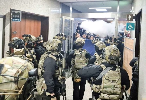 2024년 12월4일 새벽 서울 국회의사당에서 계엄군이 국회 본청으로 진입하고 있다. 출처: 한겨레 21 2024.12.19