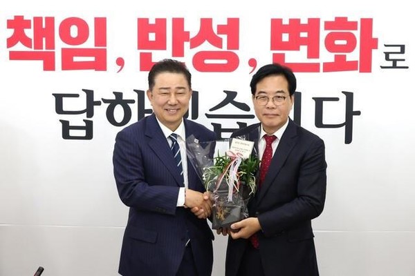 김병기 더불어민주당 원내대표(왼쪽)와 송언석 신임 국민의힘 원내대표(오른쪽)(사진출처: 한겨레, 2025.6.17. https://www.hani.co.kr/arti/politics/politics_general/1203304.html)